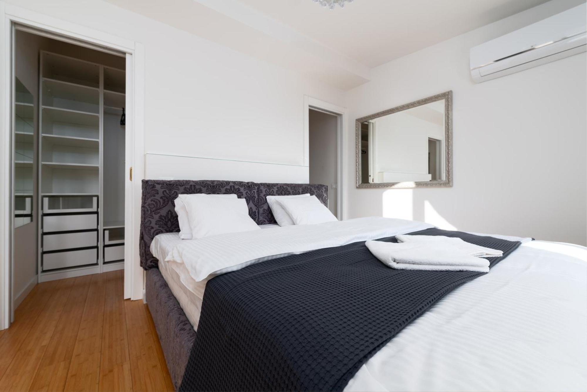 Two-Level Apart With A Terrace Near The Vltava River براغ المظهر الخارجي الصورة