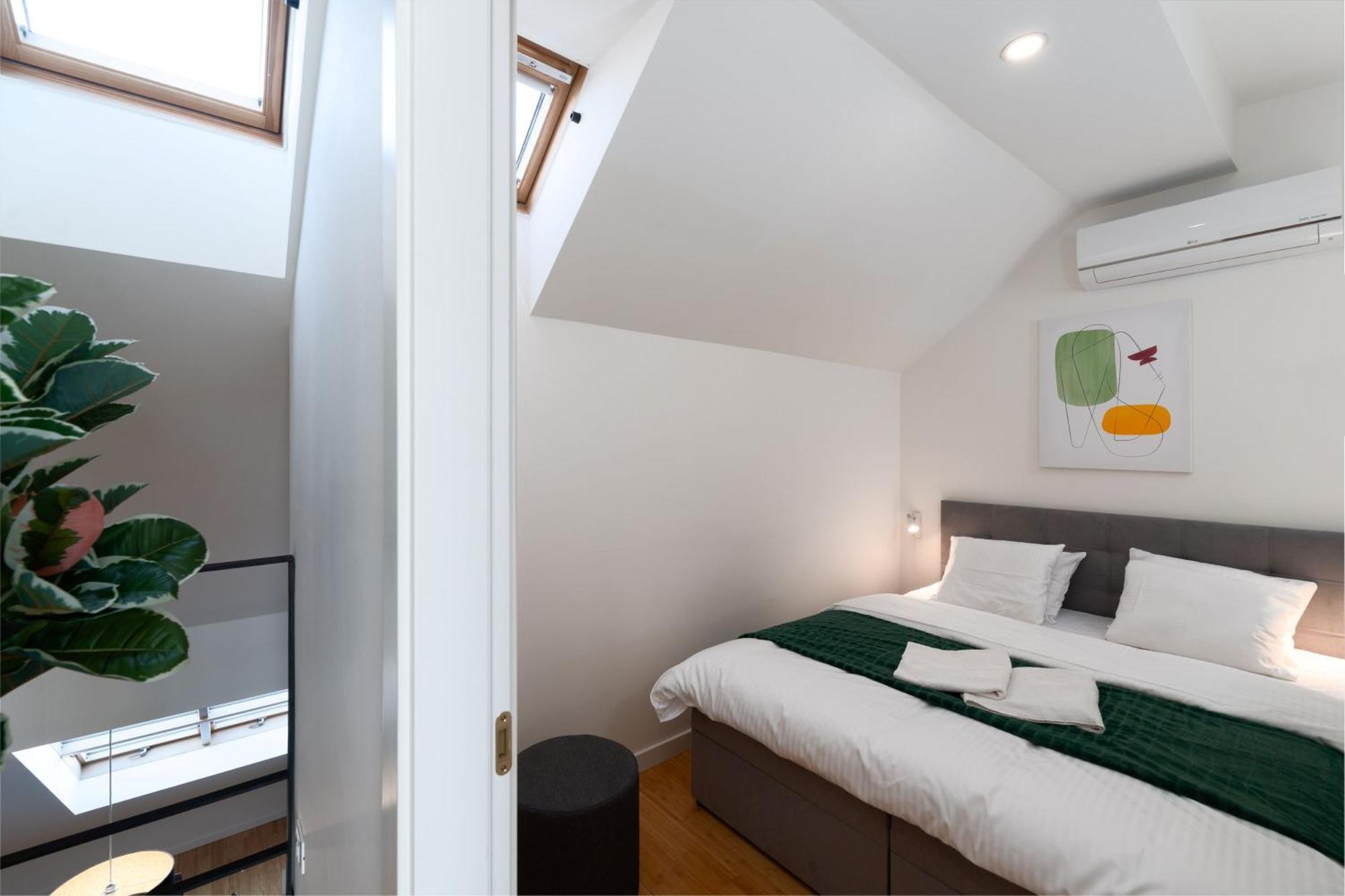 Two-Level Apart With A Terrace Near The Vltava River براغ المظهر الخارجي الصورة